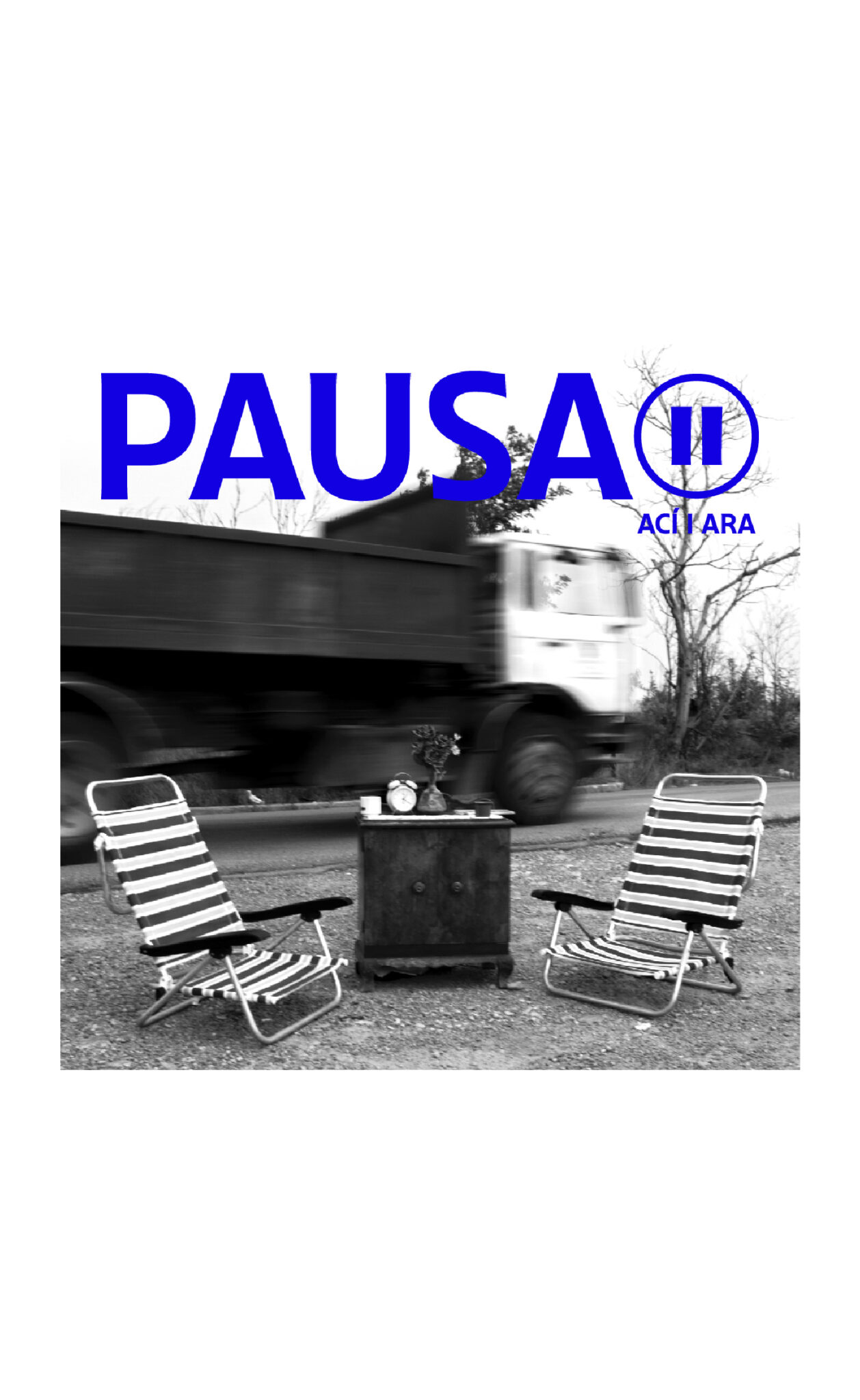 Blurred truck passing roadside chairs under PAUSA text
