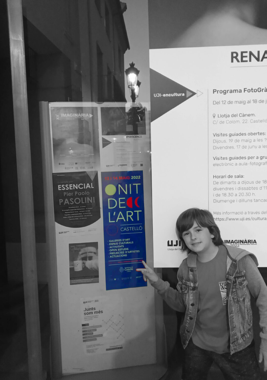 Boy pointing at Nit de l'Art poster