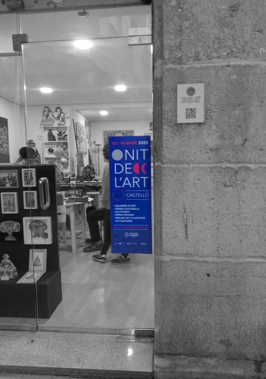 Art gallery entrance with Nit de l’Art poster