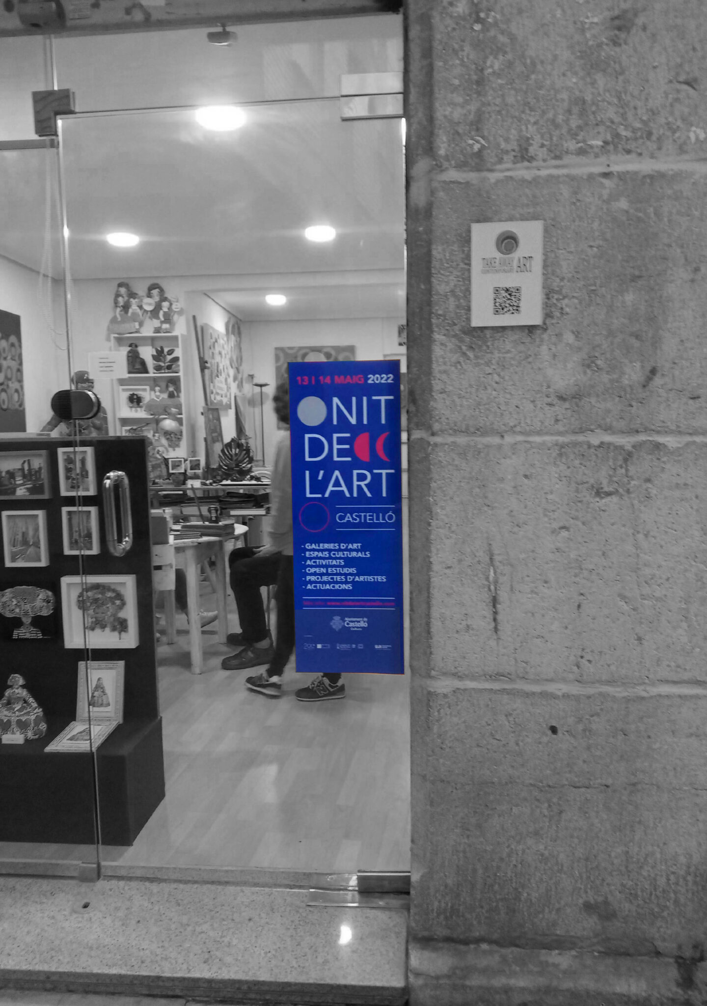 Art gallery entrance with Nit de l’Art poster
